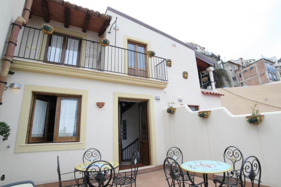 Romeo E Giulietta Scilla Bed & Breakfast Exterior photo
